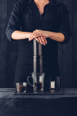 Profesyonel barista kahve alternatif metodu hazırlıyor.