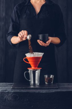Profesyonel barista kahve alternatif metodu hazırlıyor.