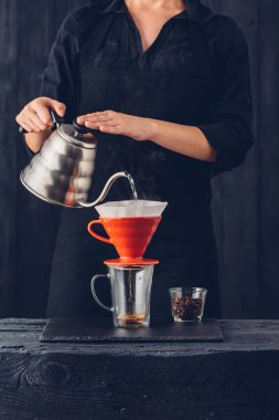 Profesyonel barista kahve alternatif metodu hazırlıyor.