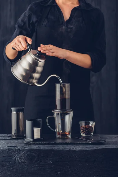 Barista professionnel préparant le café méthode alternative — Photo