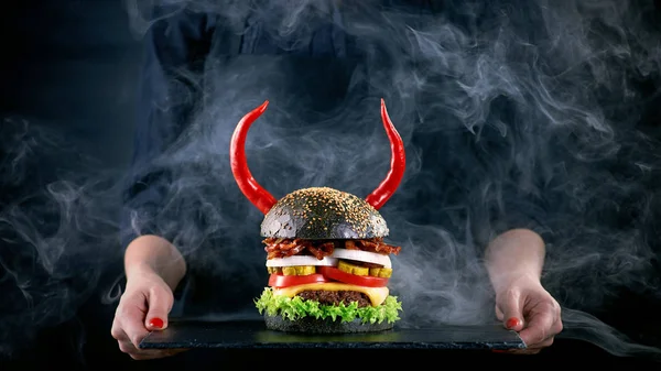 Burger diabolique au bacon et légumes sur lamelle noire en wo — Photo