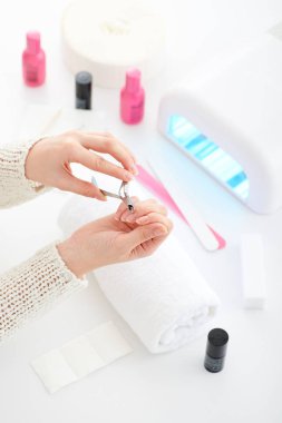 Manikür ve hibrid çivi boyama işlemi.