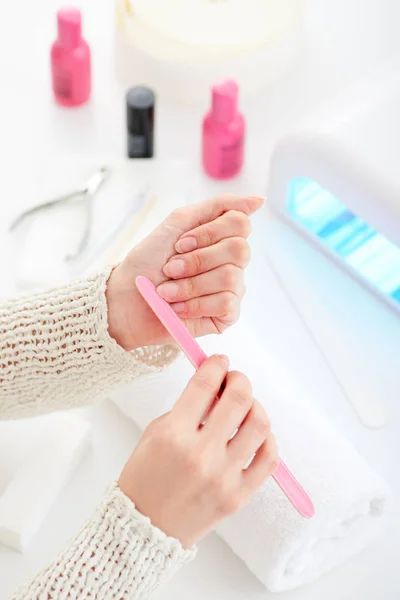 Manicura y uñas híbridas proceso de pintura . — Foto de Stock