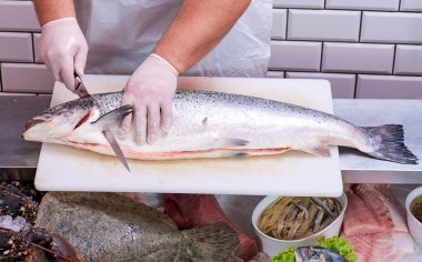 Adam bir somon balık stok içinde filleting