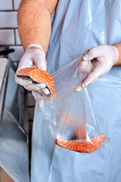 Vendedor embalado pedaços de filé de salmão — Fotografia de Stock