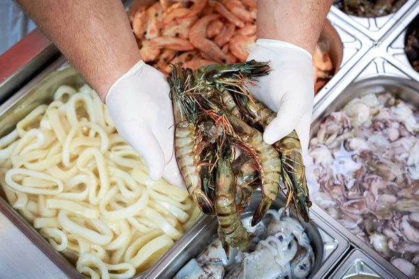 Vendedor presentando camarones tigre fresco grande en la tienda de pescado —  Fotos de Stock