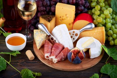 Masada şarap ve peynir kurulu