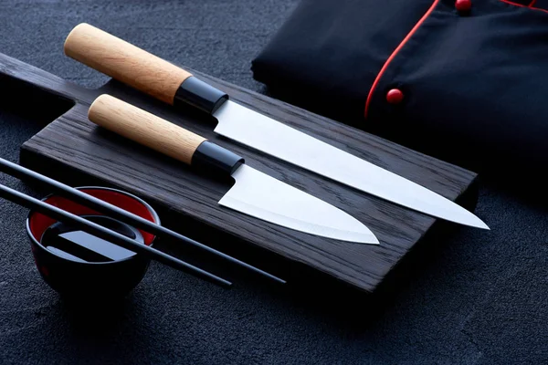 Cozinha asiática acessórios chef na mesa de pedra preta — Fotografia de Stock