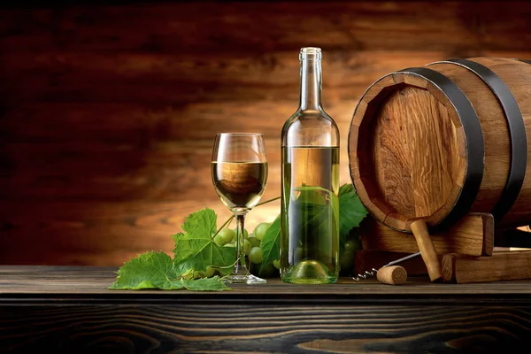 Láhev vína a skleničky s dřevěný Sud na stůl — Stock fotografie
