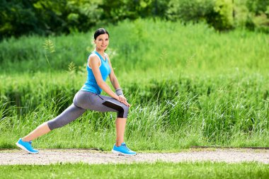 Park açık esmer kadının yapması germe egzersizleri