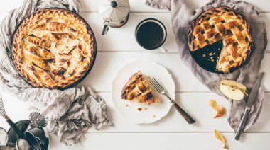 Beyaz ahşap masa, üstten görünüm üzerinde Amerikan elmalı turta