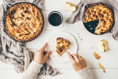 Beyaz ahşap masa, üstten görünüm üzerinde Amerikan elmalı turta