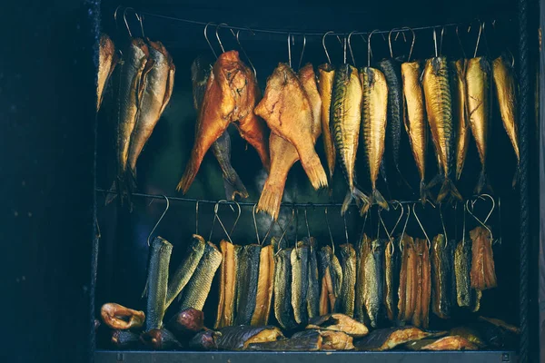 Proces wędzenia ryb, ryby morskie w wędzarni — Zdjęcie stockowe