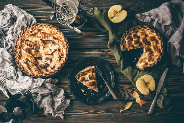 Tartas de manzana americanas sobre mesa de madera oscura, vista superior —  Fotos de Stock