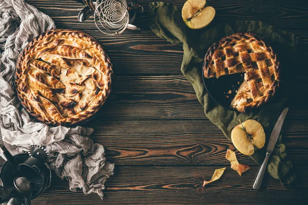 Tartas de manzana americanas sobre mesa de madera oscura, vista superior —  Fotos de Stock