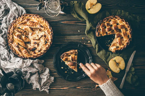 Amerikai almás pitét a sötét fából készült asztal, felülnézet — Stock Fotó