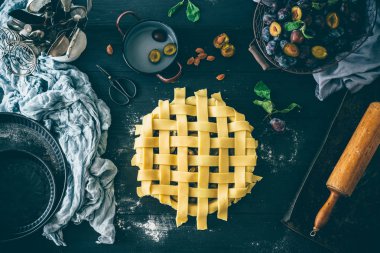 Erik pasta koyu ahşap masa, üstten görünüm üzerinde hazırlanması