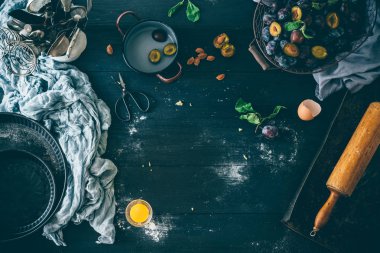 Erik pasta koyu ahşap masa, üstten görünüm üzerinde hazırlanması