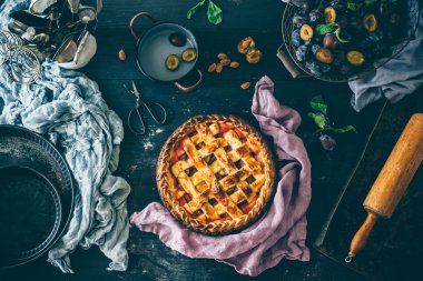 Erik pasta üzerinde koyu ahşap masa, üstten görünüm