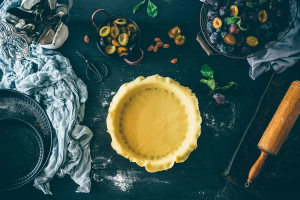 Erik pasta koyu ahşap masa, üstten görünüm üzerinde hazırlanması