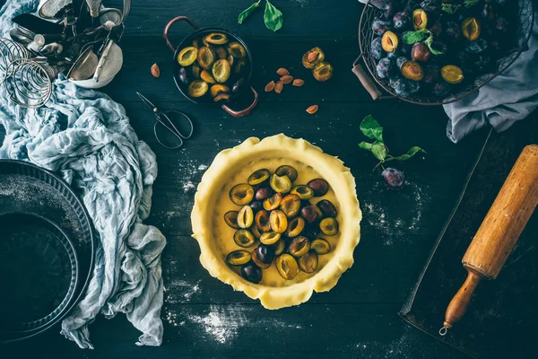 Erik pasta koyu ahşap masa, üstten görünüm üzerinde hazırlanması