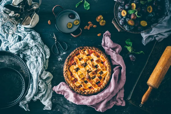 Erik pasta üzerinde koyu ahşap masa, üstten görünüm