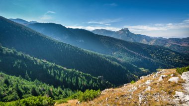 Dağ tepe Giewont hillocks kirletmek arasından. Tatra mounta