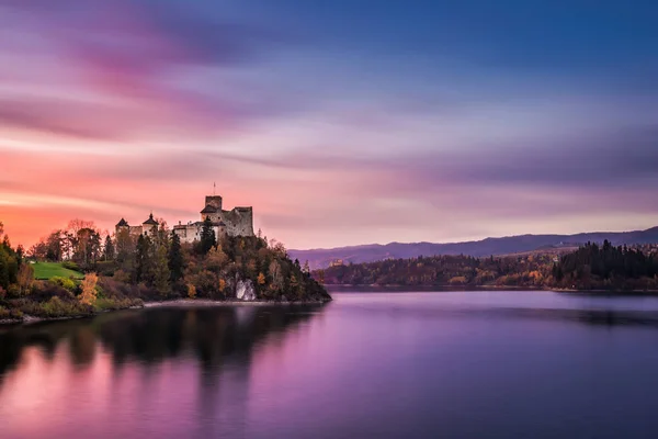 Herfst Czorsztyn kasteel landschap. Niedzica, Pieniny, Polen — Stockfoto