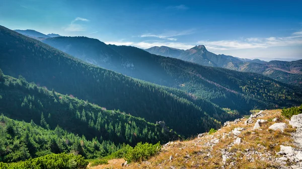 Mountain peak Giewont from between hillocks defile. Tatra mounta — Stock Photo, Image
