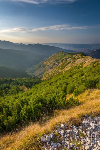 Βουνά μεταξύ υψώματα βεβηλώνουν. Όρη Τάτρα, Πολωνία — Φωτογραφία Αρχείου