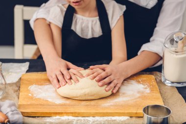Anne ve kızı mutfakta köfte hazırlanması