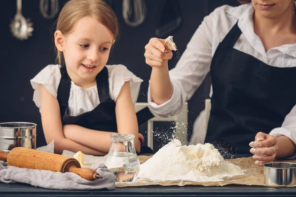 Mamma och dotter förbereda dumplings i köket — Stockfoto