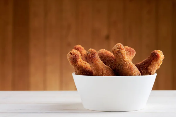 Asas de frango na mesa — Fotografia de Stock