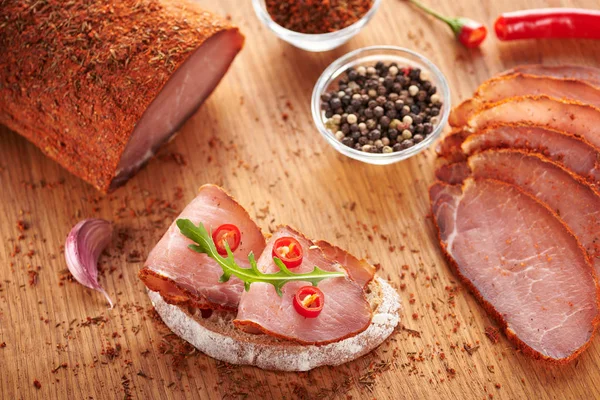Sandwich met gedroogde varkensvlees vlees close-up — Stockfoto