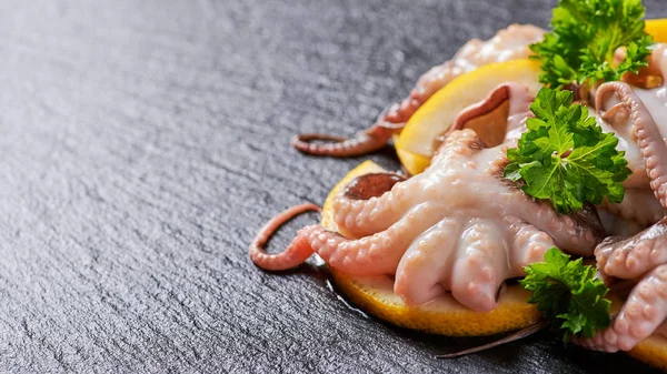 Syrové chobotnice baby na břidlicové desky — Stock fotografie