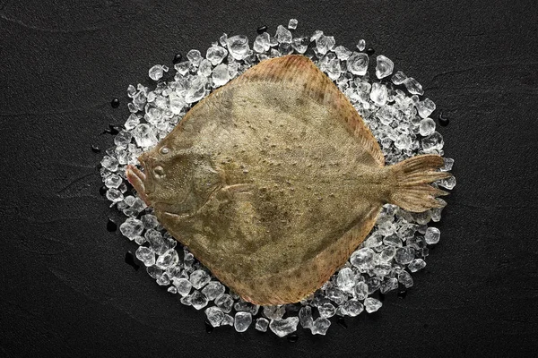 Καλκάνι φρέσκο ψάρι στον πάγο σε μαύρη πέτρα επιτραπέζιων κορυφών θέα — Φωτογραφία Αρχείου