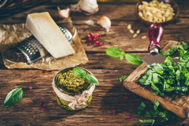 Pesto sos ve malzemelerin üzerine eski ahşap masa, vintage tarzı