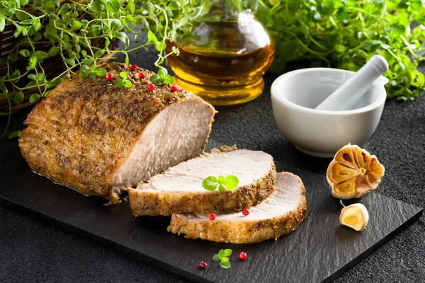 Gebratene Schweinelende mit Knoblauch und Majoran — Stockfoto