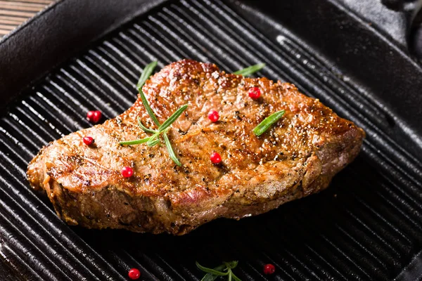 Beef steak with pepper on grill pan — Stock Photo, Image