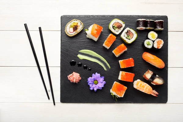 Sushi på svart sten plattan isolerad ovanifrån — Stockfoto