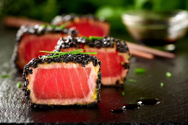 Pečený steak z tuňáka v černém sezamu s hůlkami — Stock fotografie