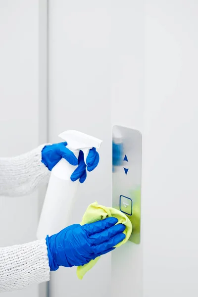 Fechar Mão Mulher Desinfectando Empurrar Elevador Fotografias De Stock Royalty-Free