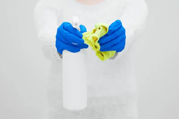 Vrouw Toont Schoonmaakspullen Stockfoto