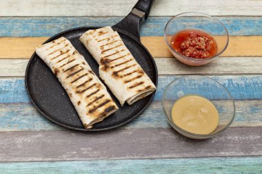 Renkli arka planda Shawarma ve soslar