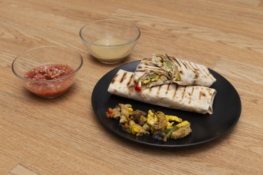 Tahta bir arka planda Shawarma ve soslar