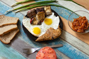 Renkli bir arka planda sahanda yumurta