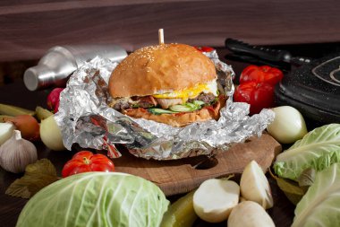 Tahtadaki hamburger.