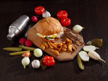 Tahtada patatesli hamburger.