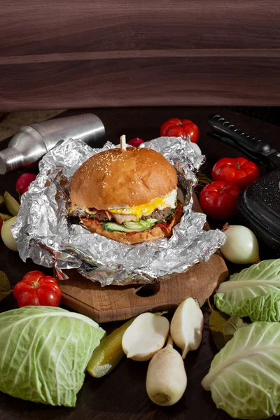 Burger Drewnianej Desce — Zdjęcie stockowe