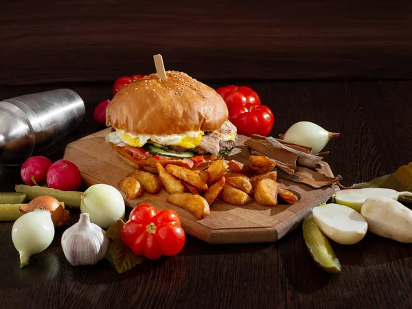 Burger Ziemniakami Drewnianej Desce — Zdjęcie stockowe